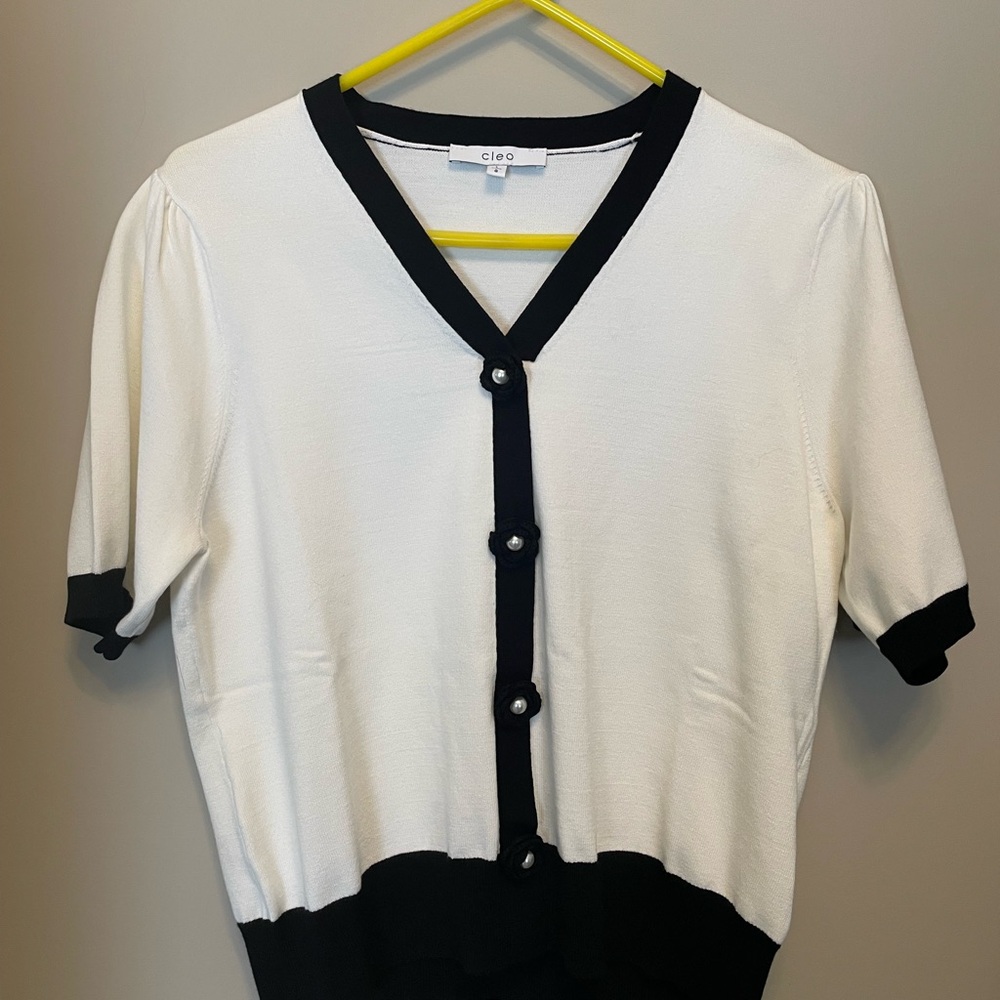 3/$30 Cleo White Knit Short Sleeve V-Neck Top with Black Trim